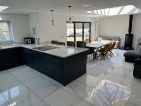 PARK VIEW, 6 bed family home, wifi parking, garden